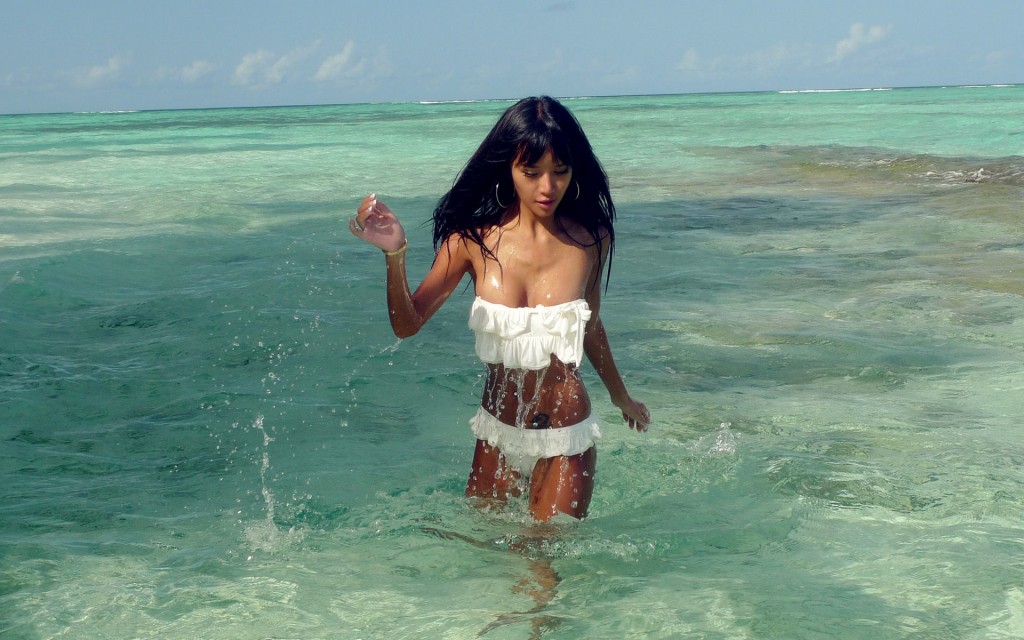 海滩真是个好地方，美女如云