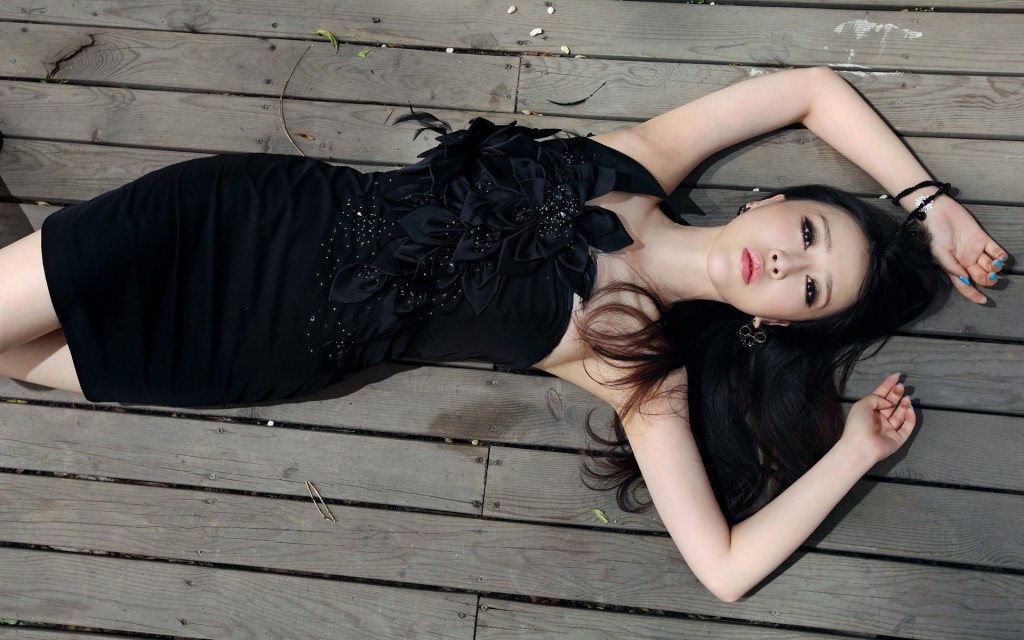 美女壁纸：黑色短裙