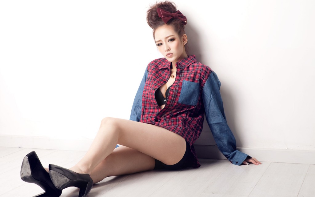 格子衫美女壁纸