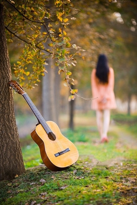 手机壁纸：美女与吉他