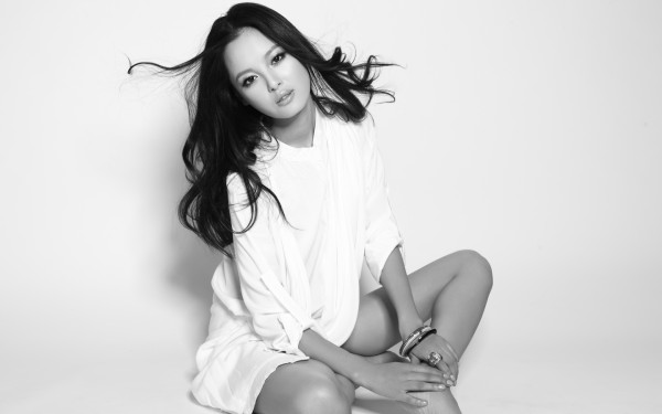 韩国长发美女壁纸，高清宽屏下很漂亮