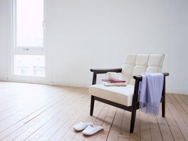 温馨家居壁纸，一张椅子一双鞋