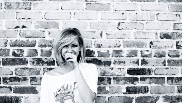 墙边微笑的女孩