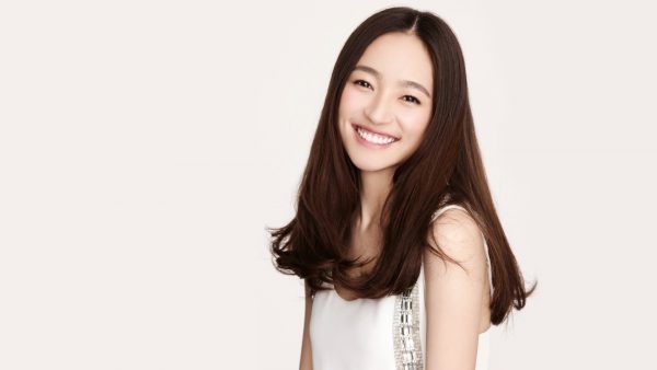 墙边微笑的女孩